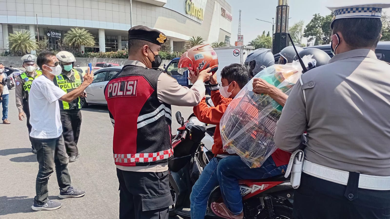 Abu Vulkanik Anak Krakatau Masuk Cianjur, Polres Bagikan 2.000 Masker ke Warga