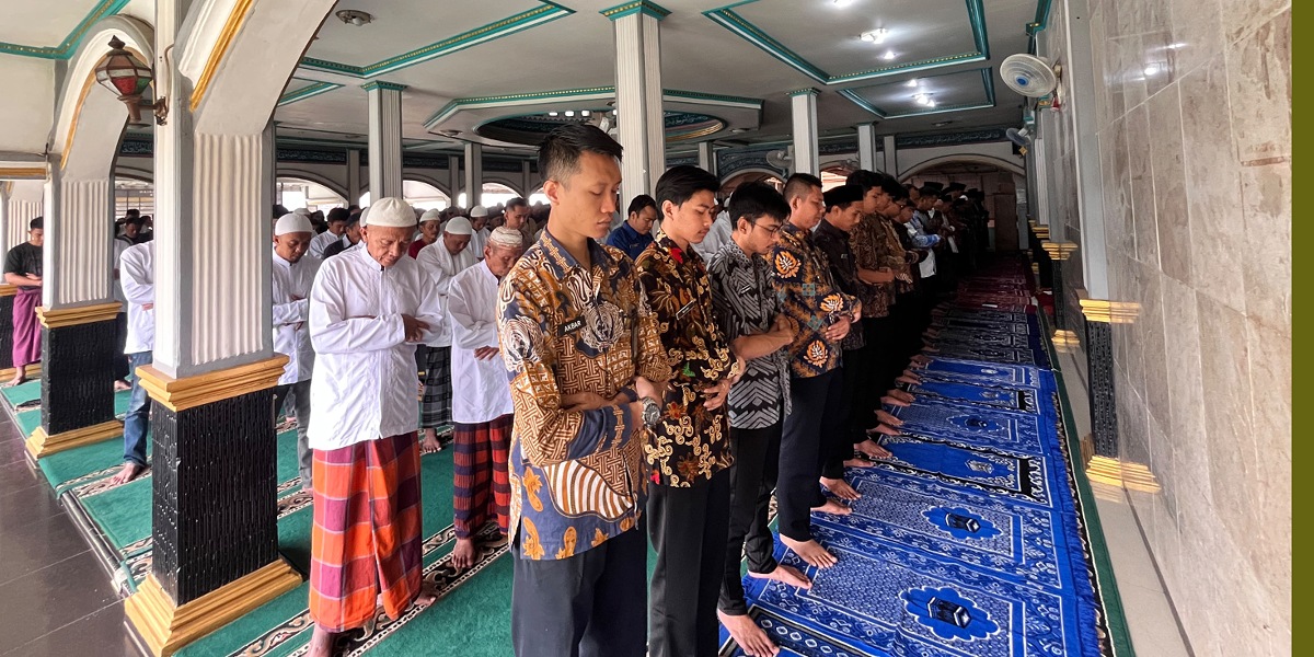 Petugas dan WBP menggelar Sholat Istisqa di Masjid At Taubah Lapas kelas 2B Cianjur. Jumat (18/09/26 | IniRedaksi.com)