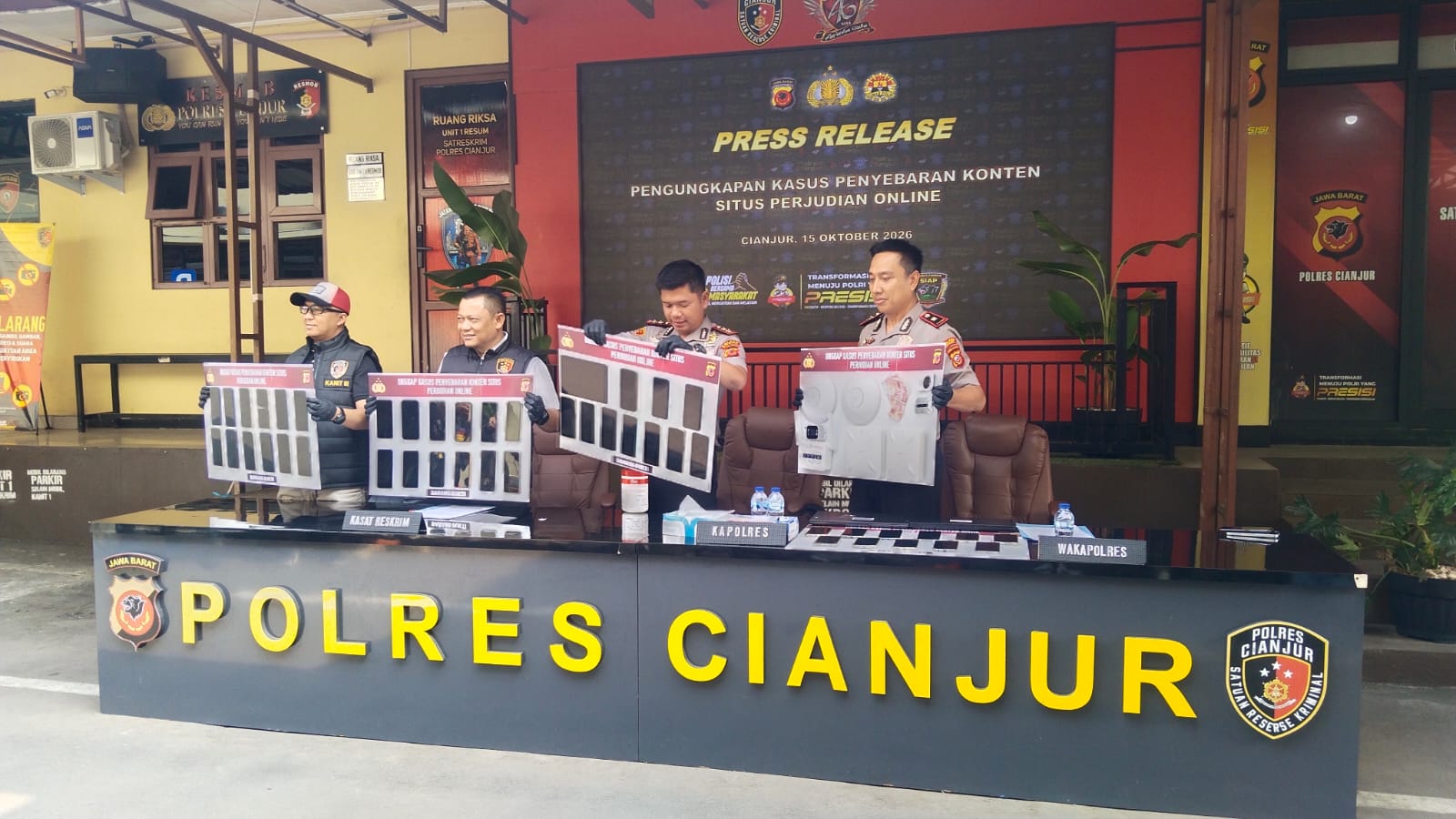 Kapolres Cianjur Memperlihatkan Barang Bukti yang berhasil disita. ( Foto : Wisye Ratna Susana | Ininewsroom.com)